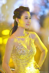 组图：车模兽兽性感透视黄金奶 自信爆乳微笑