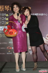 组图：蔡琴开唱猛操小腹 练马甲线向Jolin看齐