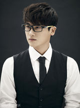 组图：朴炯植拍眼镜写真 展个性斯文双重魅力