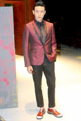 组图：陆毅米兰秀场摆大长腿POSE人气爆棚