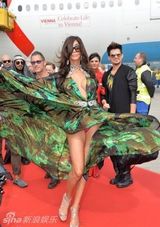 组图：兰伯特维也纳献唱 孔雀装妖娆异域风情