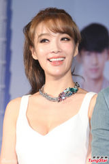 组图：《女王的诞生》孙耀威抱起杨谨华体力佳