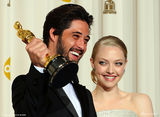 高清图：奥斯卡颁奖礼后台 阿曼达庆贺宾汉姆拿奖