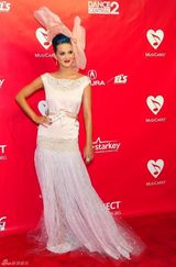 高清图：凯蒂-佩里头顶大花亮相格莱美预热活动