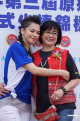 高清组图：徐若瑄为少棒赛开球 送母亲游泰国表孝心