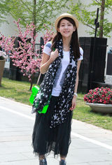 高清图：贾青街拍LOOK 清新学院装扮搭配剑桥包