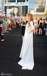 幻灯图集：《月食》洛杉矶首映 主创三人暧昧传情