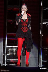 组图：阿妹身著爆乳装开唱 歌迷现场点唱饱耳福