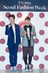 独家：俊男美女亮相首尔时装周 鲁敏宇炫长腿