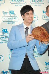 组图：王力宏西装亮相代言阳光俊朗