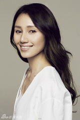 组图：袁泉清雅白衣写真韵味独特似空谷幽兰