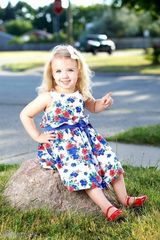 组图：3岁女童获近百选美冠军萌翻网友