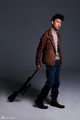 组图：张译型男写真持枪展硬汉气质