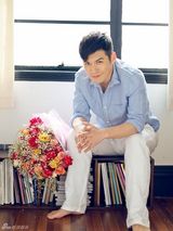 组图：严屹宽居家写真 俊美侧颜演绎文艺暖男