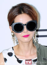 组图：孔孝真参加首尔时装周 毛绒大衣霸气足