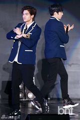 组图：TEENTOP粉丝见面会 卖萌扮女装引爆笑