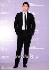 组图：东方神起高雅拉等出席时尚派对