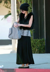 高清组图：妮基-希尔顿洛杉矶购物马甲搭配长裙