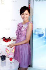 组图：陈法拉无袖小洋装显优雅 否认不满戏份被删