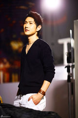 高清图：《新还珠》尔康何明翰儒雅写真 气质出众 