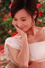 组图：石小群全新护肤代言广告 化身玫瑰仙子