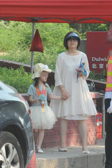 组图：王菲李亚鹏携女视察嫣然天使儿童医院