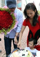 幻灯图：翁虹片场赶戏难过生日 老公爱女温馨探班