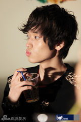 组图：TeenTop拍摄广告写真 精致亮相摄影棚