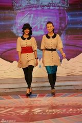 组图：韩晓赶工录节目 秀时尚复古女王范儿