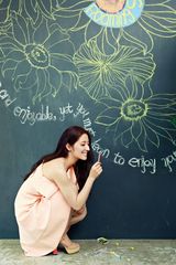 组图：潘辰登杂志封面 甜美清新展俏皮可爱