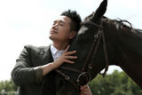 组图：何晟铭马场写真曝光 变身绅士牧马人