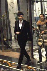 组图：冯绍峰西装笔挺现身酒店全程微笑好心情