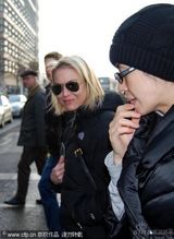 幻灯图：余男素颜现身柏林街头 与齐薇格亲热午餐