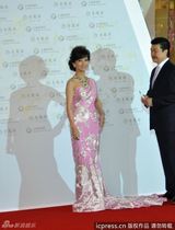 组图：赵雅芝黄锦燊携手亮相白玉兰闭幕红毯