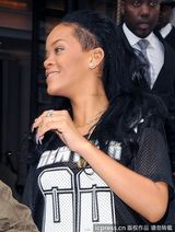 组图：蕾哈娜老虎纹中裤抢镜十足