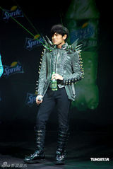 幻灯组图：周杰伦夸张造型博眼球 新碟预计5月发行 