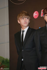 高清图：GD条纹装出席mama记者会 EXO正装帅气