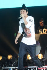 组图：陈冠希上海火热开唱 衣着随意嘻哈范儿