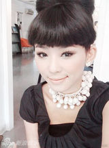  幻灯图：“山寨林志玲”与真身难辨 贡米为其颁奖