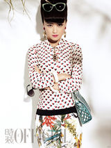 组图：蒋欣烈焰红唇演绎时尚妆容