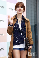 组图：金莎朗秀智等戴墨镜出席活动 秀性感美腿