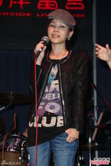 组图：赵传开个唱 黄嘉千性感露背现身力挺