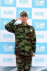 高清组图：韩星李准基退伍现场 千名粉丝迎接