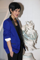 组图：陈燃短发亮相时尚设计展简约造型显个性