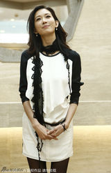 组图：林志玲裙装搭配雪地靴亮相 台上俏皮可爱