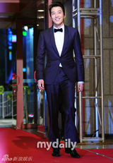 组图：SBS和KBS颁奖典礼 韩石奎申河均分获演技大奖