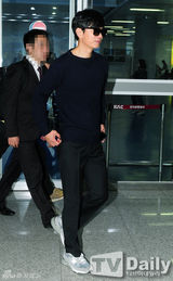 组图：釜山电影节开幕式 河智苑金亨俊将出席