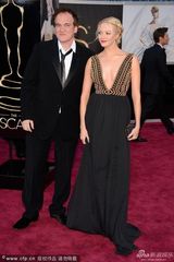 组图：导演昆汀-塔伦蒂诺携女伴亮相红毯