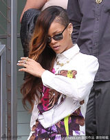 组图：蕾哈娜与男友共度良宵“尽性”而归