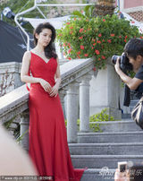 高清图：李冰冰受访换三套 白裙清纯随性红裙妩媚